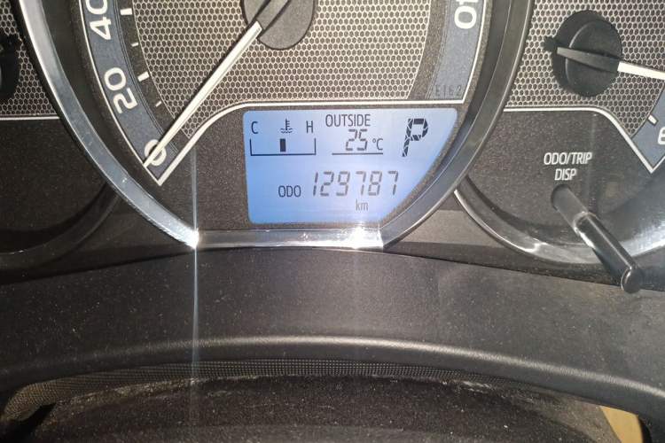 Used Toyota Corolla 2017 Revised Version 1.6L S-CVT GL Odometer Close Up