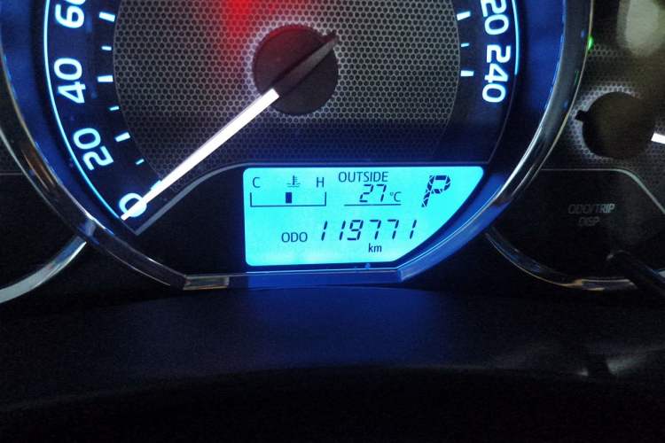 Used Toyota Corolla 2017 1.6L CVT GL Odometer Close Up