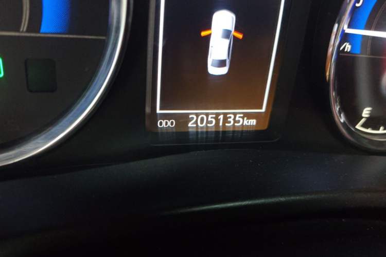 Used Toyota Corolla 2017 Revised Dual-Engine 1.8L E-CVT Leading Edition Odometer Close Up