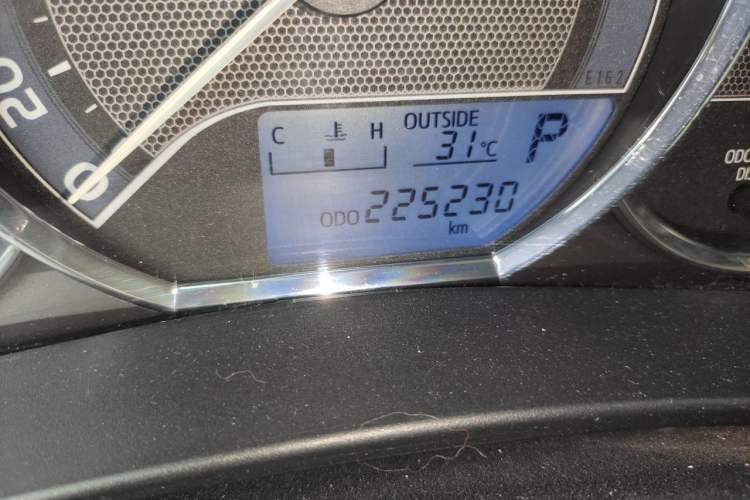 Used Toyota Corolla 2017 1.6L CVT GL Odometer Close Up