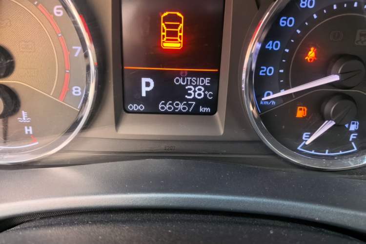 Used Toyota Corolla 2017 Revised Version 1.2T S-CVT GL-i Odometer Close Up