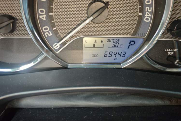 Used Toyota Corolla 2017 Revised Version 1.6L S-CVT GL Odometer Close Up