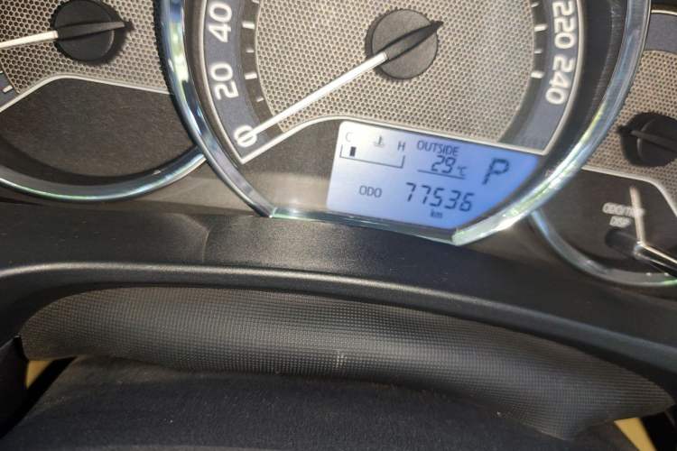 Used Toyota Corolla 2017 1.6L CVT GL Odometer Close Up