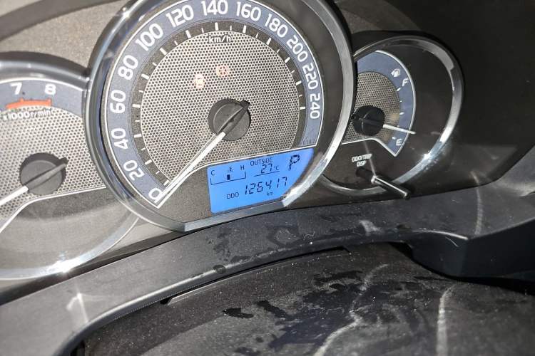 Used Toyota Corolla 2017 1.6L CVT GL Odometer Close Up