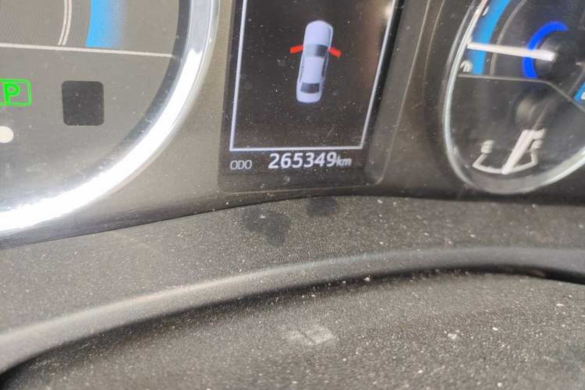 Used Toyota Corolla 2017 Revised Dual-Engine 1.8L E-CVT Leading Edition Odometer Close Up