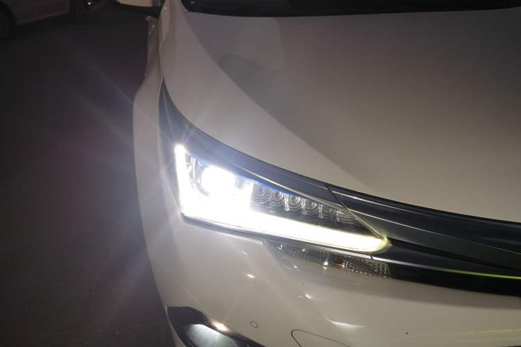 Used Toyota Corolla 2017 Revised Dual-Engine 1.8L E-CVT Elite Edition Right Front Headlight