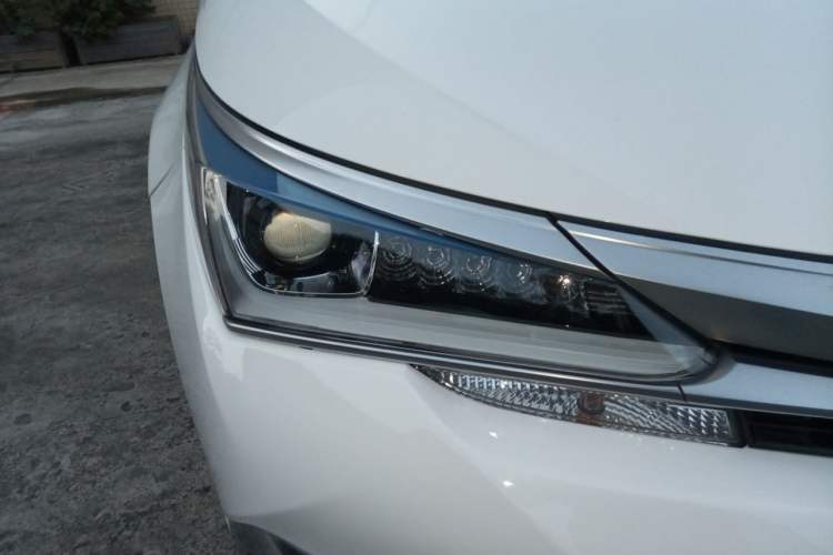 Used Toyota Corolla 2017 Revised Dual-Engine 1.8L E-CVT Elite Edition Right Front Headlight
