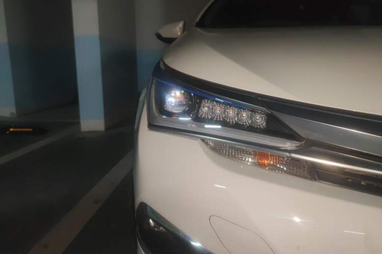 Used Toyota Corolla 2017 Revised Dual-Engine 1.8L E-CVT Leading Edition Right Front Headlight