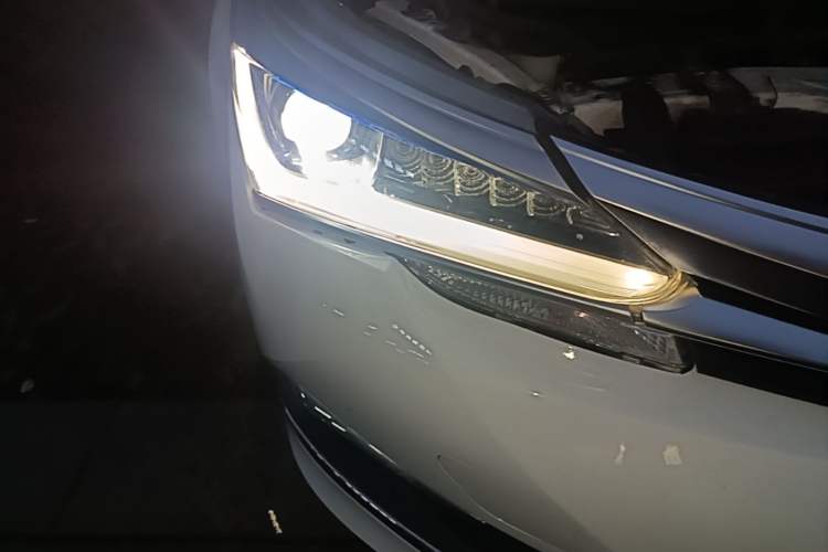 Used Toyota Corolla 2017 Revised Dual-Engine 1.8L E-CVT Elite Edition Right Front Headlight