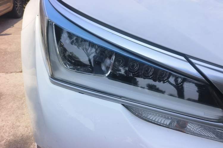 Used Toyota Corolla 2017 Revised Dual-Engine 1.8L E-CVT Elite Edition Right Front Headlight