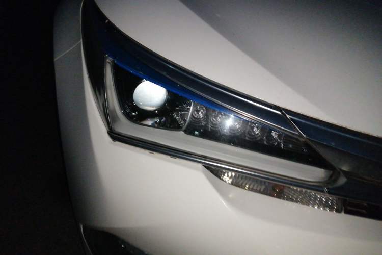 Used Toyota Corolla 2017 Revised Dual-Engine 1.8L E-CVT Leading Edition Right Front Headlight