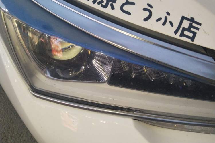 Used Toyota Corolla 2017 Revised Dual-Engine 1.8L E-CVT Elite Edition Right Front Headlight