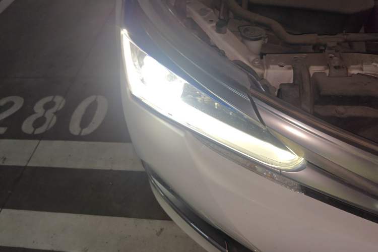 Used Toyota Corolla 2017 Revised Dual-Engine 1.8L E-CVT Elite Edition Right Front Headlight