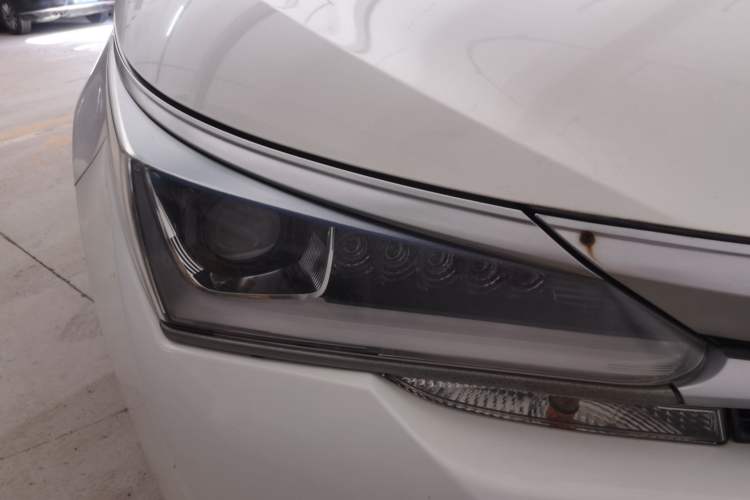 Used Toyota Corolla 2017 Revised Dual-Engine 1.8L E-CVT Elite Edition Right Front Headlight