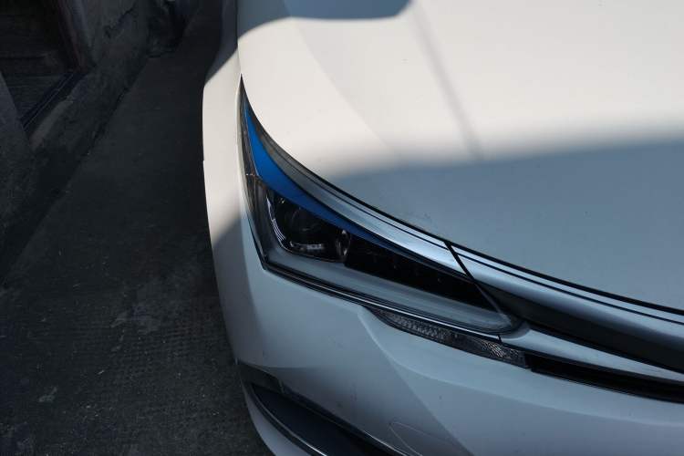 Used Toyota Corolla 2017 Revised Dual-Engine 1.8L E-CVT Leading Edition Right Front Headlight