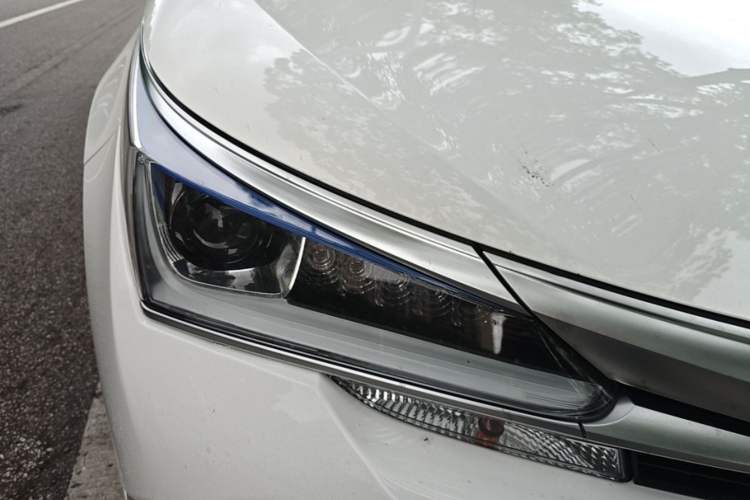 Used Toyota Corolla 2017 Revised Dual-Engine 1.8L E-CVT Luxury Edition Right Front Headlight
