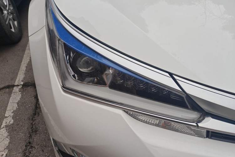 Used Toyota Corolla 2017 Revised Dual-Engine 1.8L E-CVT Elite Edition Right Front Headlight