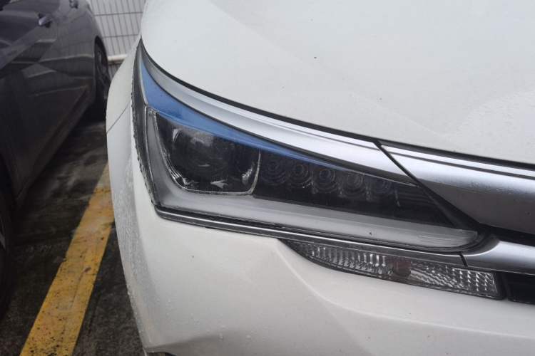 Used Toyota Corolla 2017 Revised Dual-Engine 1.8L E-CVT Elite Edition Right Front Headlight