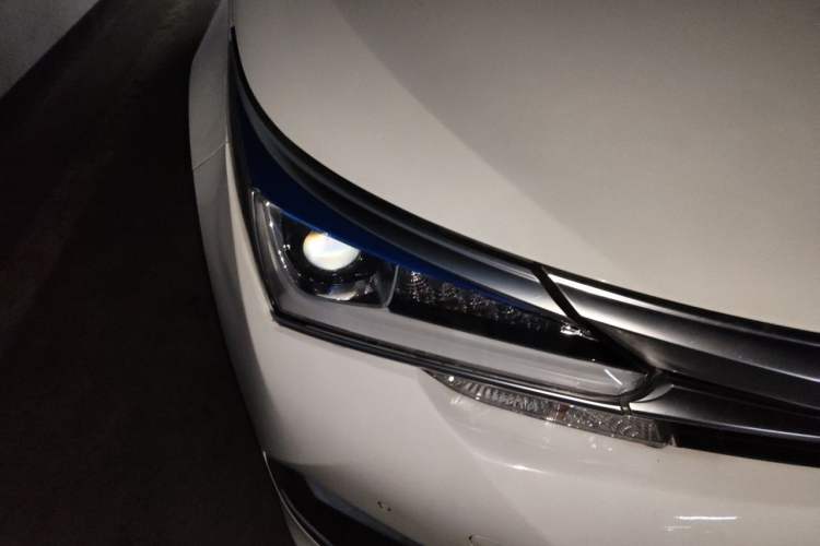 Used Toyota Corolla 2017 Revised Dual-Engine 1.8L E-CVT Elite Edition Right Front Headlight