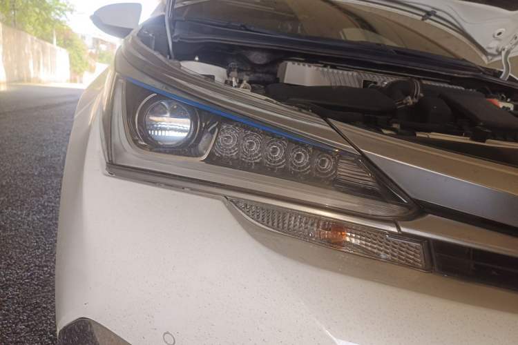 Used Toyota Corolla 2017 Revised Dual-Engine 1.8L E-CVT Elite Edition Right Front Headlight