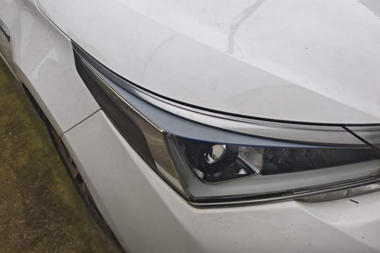 Used Toyota Corolla 2017 Revised Dual-Engine 1.8L E-CVT Elite Edition Right Front Headlight