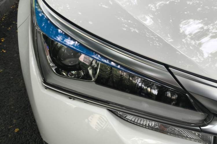 Used Toyota Corolla 2017 Revised Dual-Engine 1.8L E-CVT Luxury Edition Right Front Headlight