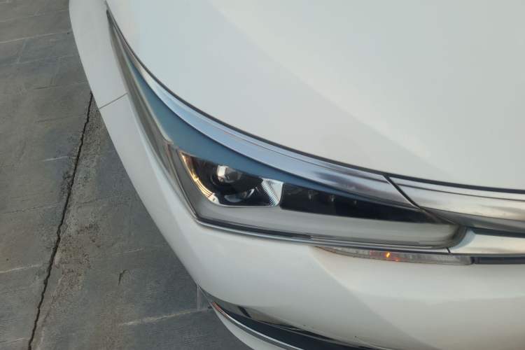 Used Toyota Corolla 2017 Revised Dual-Engine 1.8L E-CVT Elite Edition Right Front Headlight