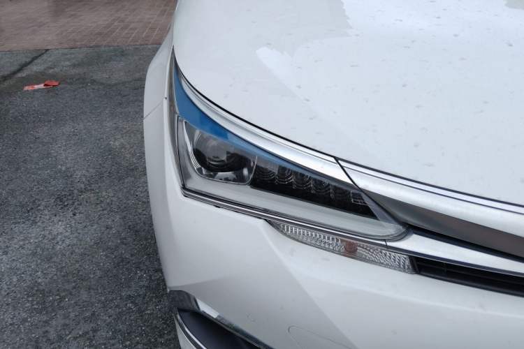 Used Toyota Corolla 2017 Revised Dual-Engine 1.8L E-CVT Elite Edition Right Front Headlight