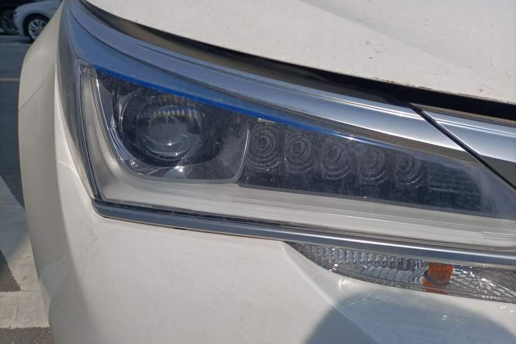 Used Toyota Corolla 2017 Revised Dual-Engine 1.8L E-CVT Elite Edition Right Front Headlight