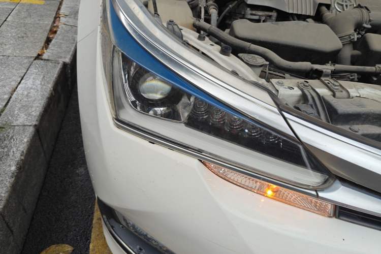 Used Toyota Corolla 2017 Revised Dual-Engine 1.8L E-CVT Leading Edition Right Front Headlight