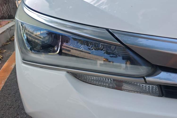 Used Toyota Corolla 2017 Revised Dual-Engine 1.8L E-CVT Leading Edition Right Front Headlight