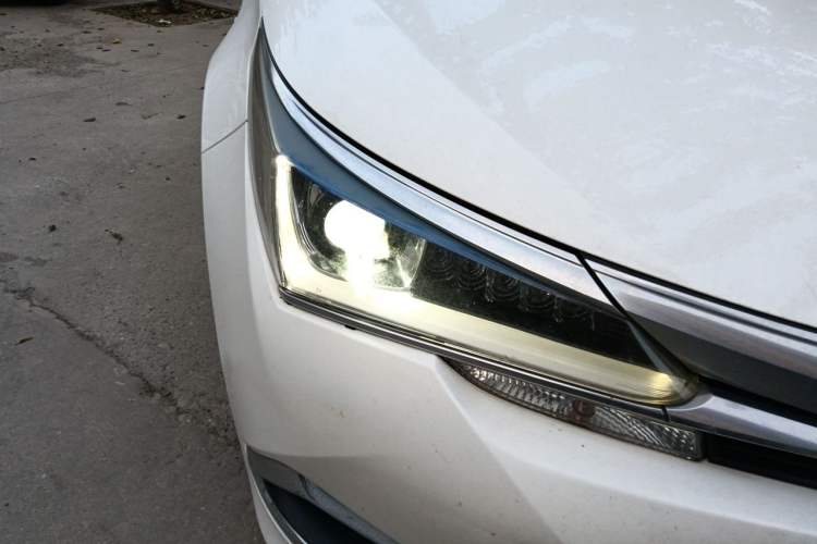 Used Toyota Corolla 2017 Revised Dual-Engine 1.8L E-CVT Leading Edition Right Front Headlight