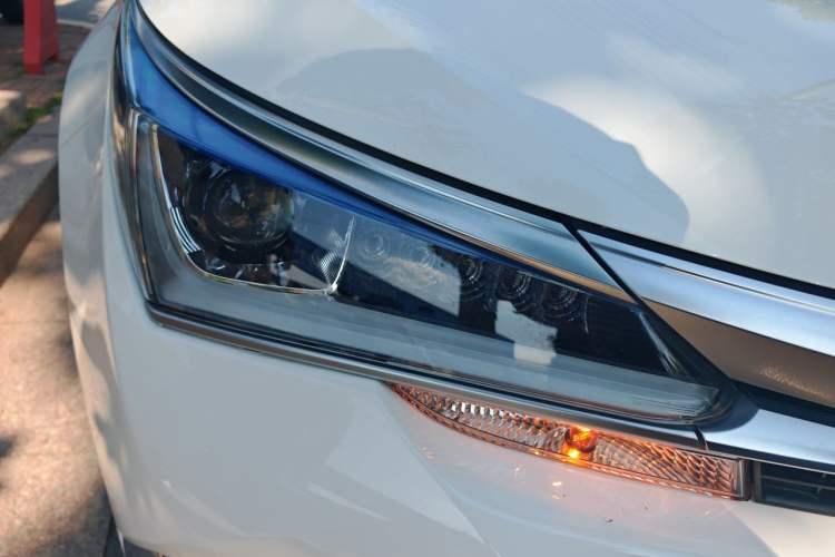Used Toyota Corolla 2017 Revised Dual-Engine 1.8L E-CVT Elite Edition Right Front Headlight