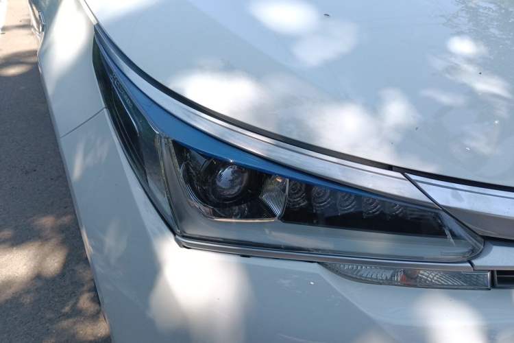 Used Toyota Corolla 2017 Revised Dual-Engine 1.8L E-CVT Elite Edition Right Front Headlight