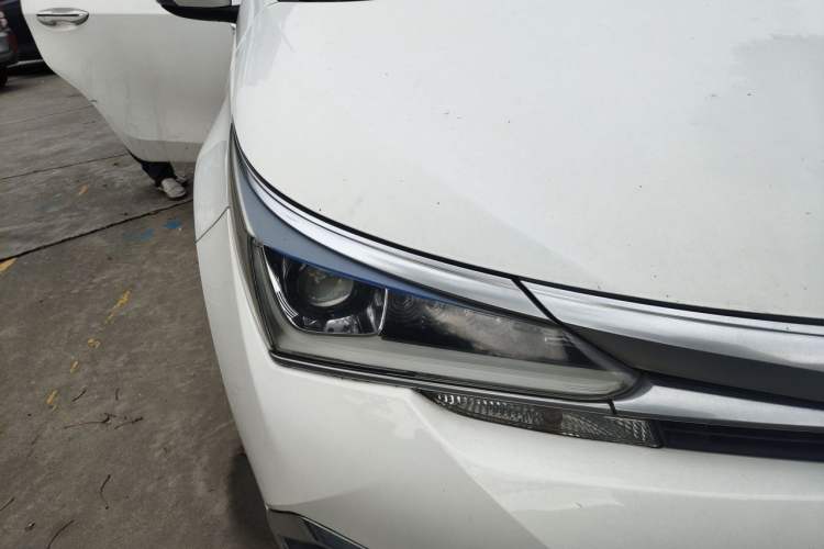 Used Toyota Corolla 2017 Revised Dual-Engine 1.8L E-CVT Leading Edition Right Front Headlight