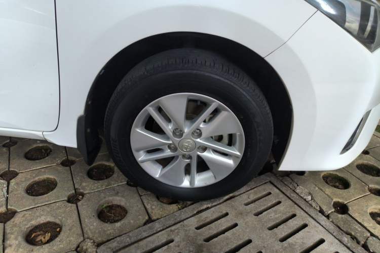Used Toyota Corolla 2017 1.6L CVT GL Right Front Wheel Hub