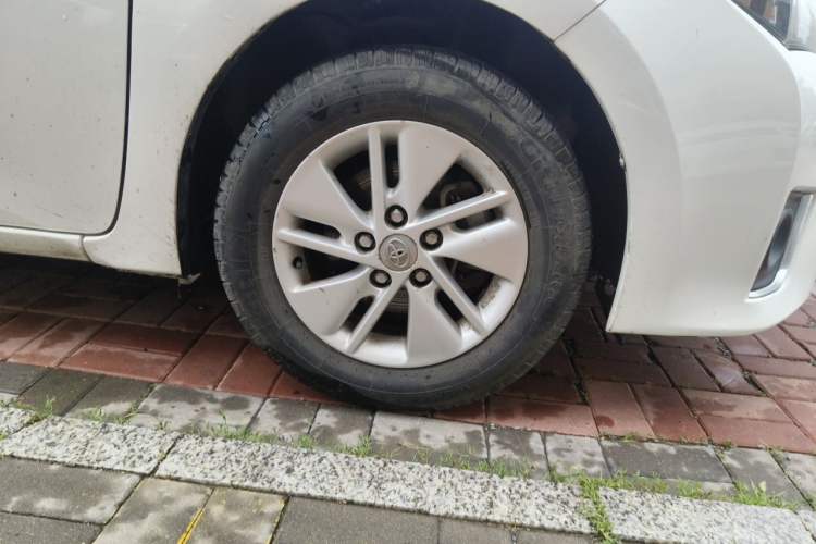 Used Toyota Corolla 2017 1.6L CVT GL Right Front Wheel Hub