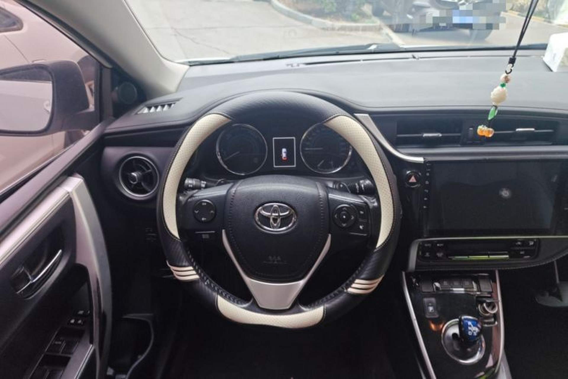 Used Toyota Corolla 2017 Revised Dual-Engine 1.8L E-CVT Elite Edition Steering Wheel