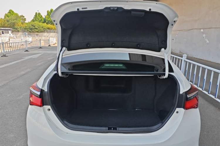 Used Toyota Corolla 2017 Revised Dual-Engine 1.8L E-CVT Leading Edition Trunk