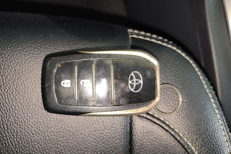Used Toyota Corolla 2017 Revised Version 1.2T S-CVT GL Vehicle Key