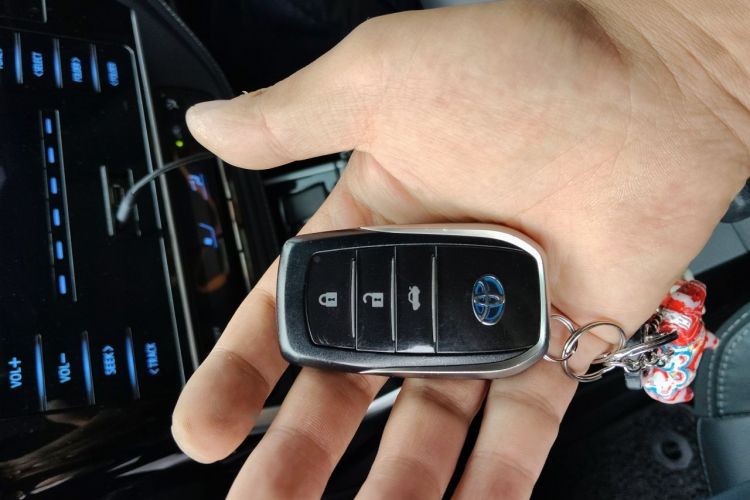 Used Toyota Corolla 2017 Revised Dual-Engine 1.8L E-CVT Elite Edition Vehicle Key