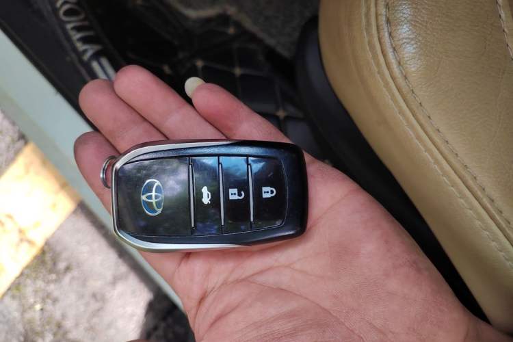 Used Toyota Corolla 2017 Revised Dual-Engine 1.8L E-CVT Elite Edition Vehicle Key