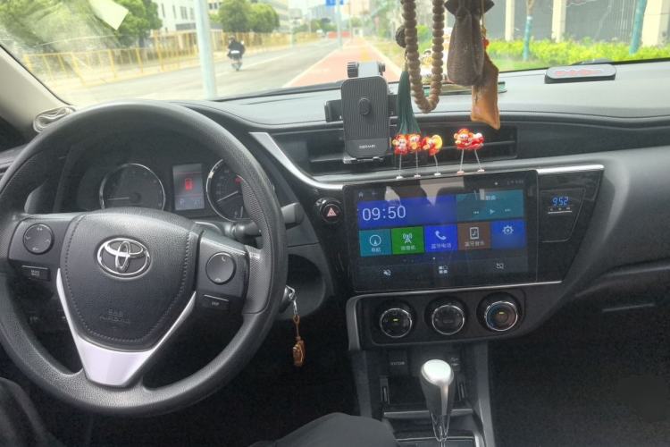 Used Toyota Corolla 2017 Revised Version 1.2T S-CVT GL-i Center Console