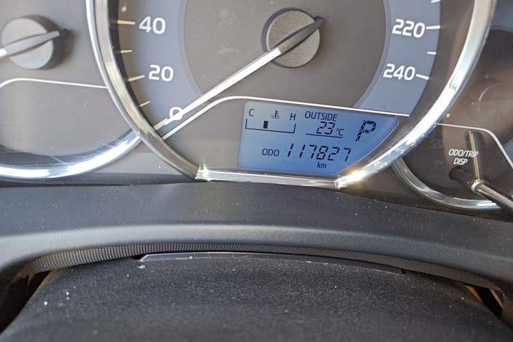 Used Toyota Corolla 2017 Revised Version 1.2T S-CVT GL Odometer Close Up