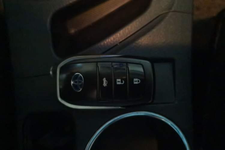 Used Toyota Corolla 2018 Dual-Engine 1.8L E-CVT Smart Edition Vehicle Key