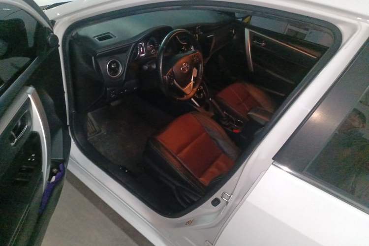 Used Toyota Corolla 2018 Dual-Engine 1.8L E-CVT Smart Edition Driver Seat