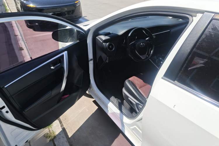 Used Toyota Corolla 2018 Dual-Engine 1.8L E-CVT Smart Edition Interior 3