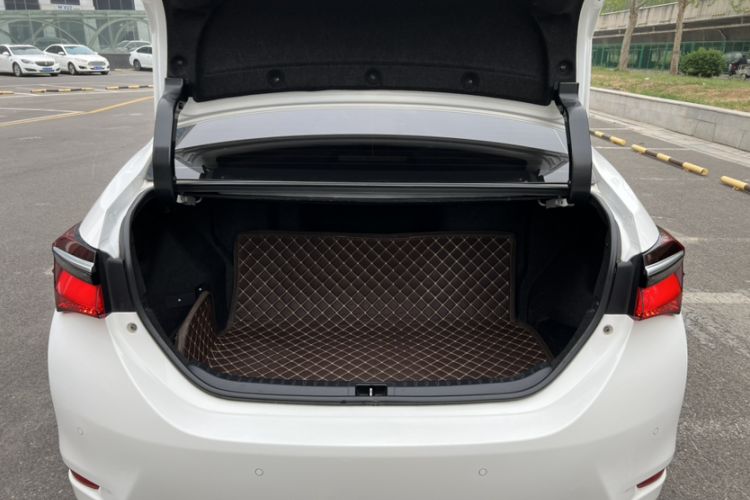 Used Toyota Corolla 2018 Dual-Engine 1.8L E-CVT Smart Edition Interior 5