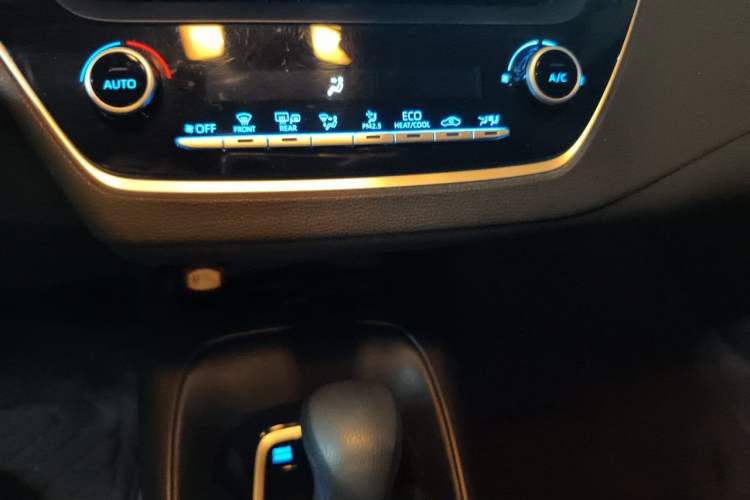 Used Toyota Corolla 2019 Dual-Engine 1.8L E-CVT GL-i Elite Edition Audio And AC Panel