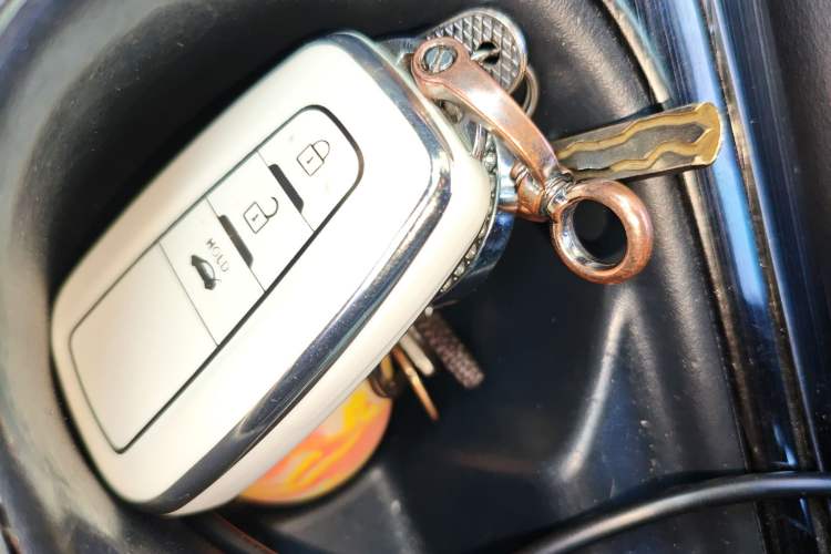 Used Toyota Corolla 2019 Dual-Engine 1.8L E-CVT GL-i Pioneer Edition Vehicle Key